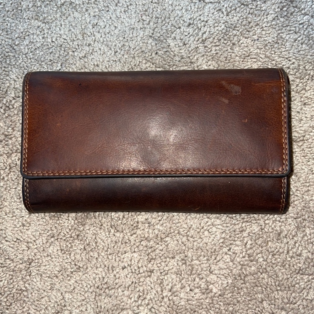 Real genuine leather wallet. Brand is Rugged Earth.